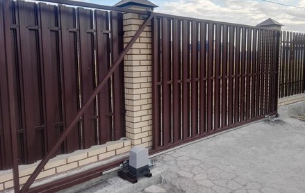 Ворота откатные из штакетника, 4 м. (с установкой) RAL 8017 коричневый