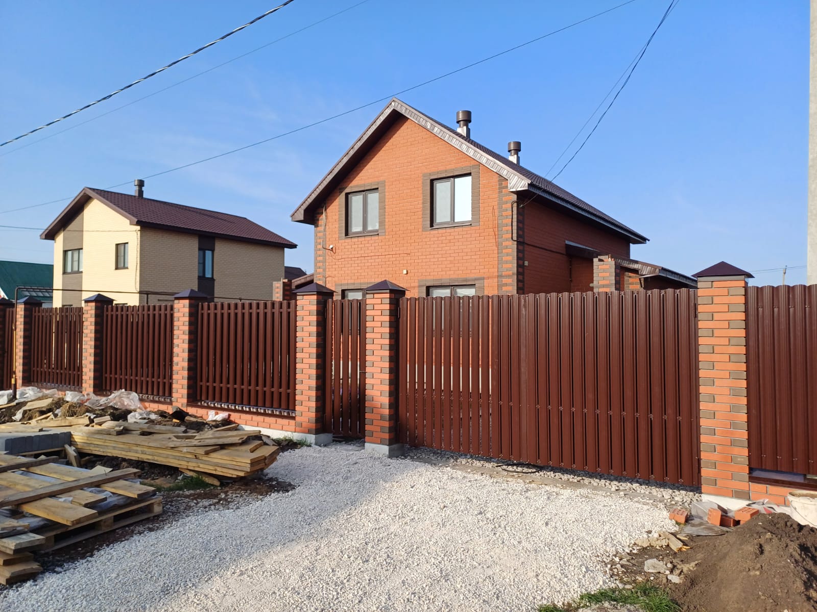 Забор из штакетника Modern RAL 8017, п.Красный Яр